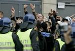 Politiet stiller sig om buffer mellem en gruppe ophidsede FCK-fans og Brøndbys fans. 