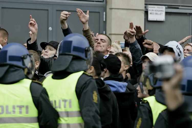 Politiet stiller sig om buffer mellem en gruppe ophidsede FCK-fans og Brøndbys fans. 