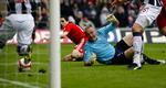 West Bromwich-keeper Dean Kiely (i blåt) kæmpede mod overmagten, da Liverpool sendte Birmingham-klubben ud af Premier League. 