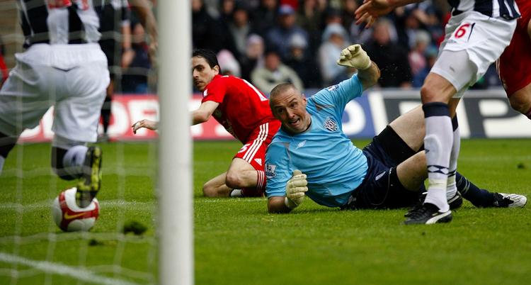 West Bromwich-keeper Dean Kiely (i blåt) kæmpede mod overmagten, da Liverpool sendte Birmingham-klubben ud af Premier League. 