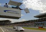 Tom Kristensen krydser målstregen som vinder af første løb i DTM-serien på Hockenheim. 