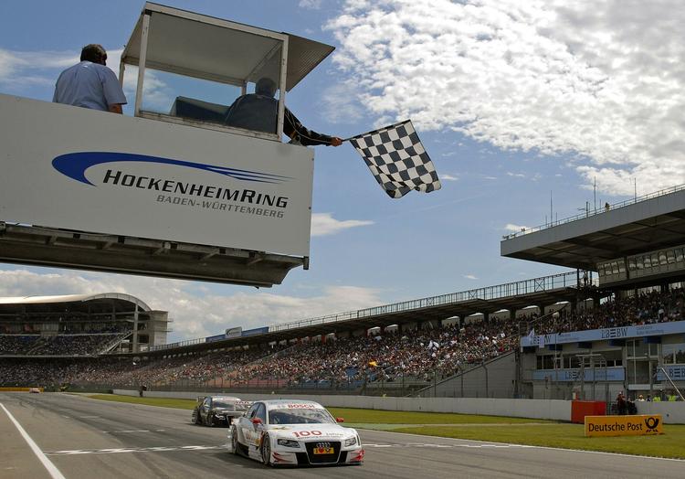 Tom Kristensen krydser målstregen som vinder af første løb i DTM-serien på Hockenheim. 