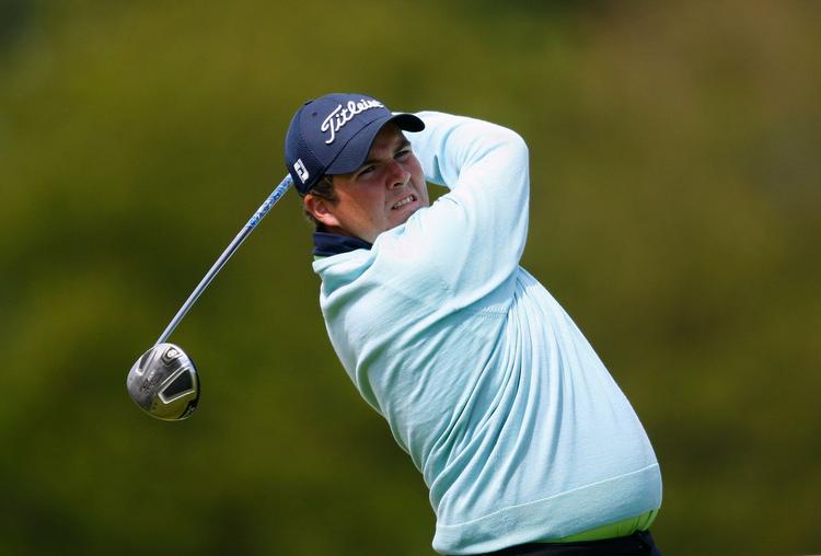 Den irske amatør-golfspiller Shane Lowry er i færd med at gøre arbejdet færdigt i Baltray, Irland, og levere en gedigen overraskelse over for verdenseliten. 