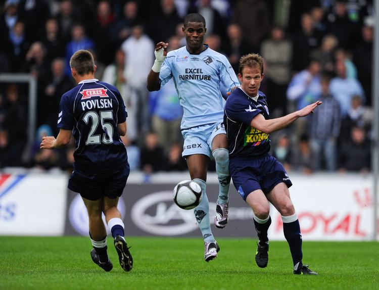 Tempoet i kampen mellem Randers og AGF dalede hurtigt. Her er det kampens to målscorere, Bedi Buval og Dan Thomassen i aktion. 