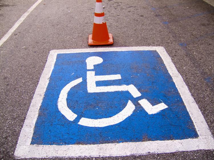 Et handicapcenter i Københavns Kommune nægtede at hjælpe en handikappet kvinde, fordi hun sendte for mange breve om bevillinger. Det bliver skarpt kritiseret af ombudsmanden i København, den såkaldte Borgerrådgiver. 