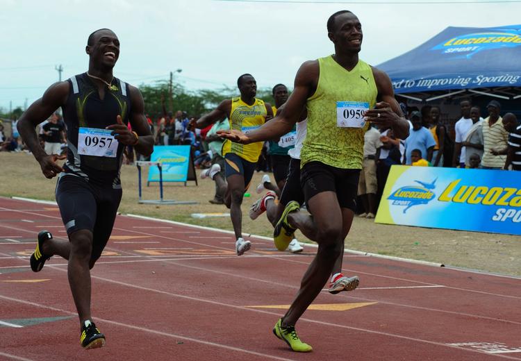 Usain Bolt 'lunter' sig til en sikker sejr i tiden 9,93 i GC Foster College Classic i hjemlandet Jamaica 14. marts. Det var Bolts første konkurrence-løb siden september. Arkivfoto. 