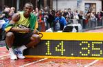 Usain Bolt satte en noget utraditionel verdensrekord i Manchester, da han løb 150 meter på 14,36 sekunder. 