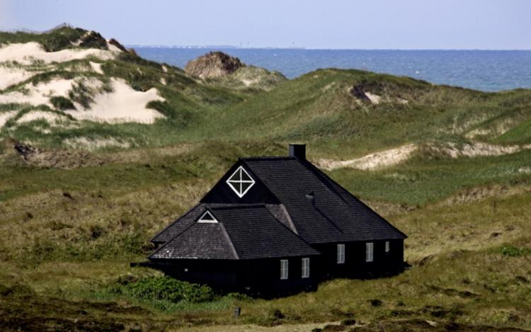 Skru ned. Strømforbruget i et sommerhus kan gå amok. Derfor er der god grund til at indøve en del sparekneb. 