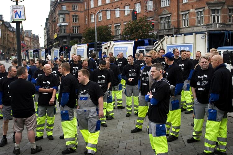 Skraldemændene i R98 lader de fyldte skraldespande stå og markerer i stedet utilfredshed med en udlicitering. 