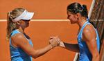 Nummer ti og nummer et. Caroline Wozniacki (tv) siger tak for kampen til Dinara Safina, som vandt gårsdagens finale i Madrid. 