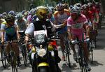 Feltet sneglede sig afsted i protest mod sikkerheden, da Giro d'Italia afviklede 9. etape. 