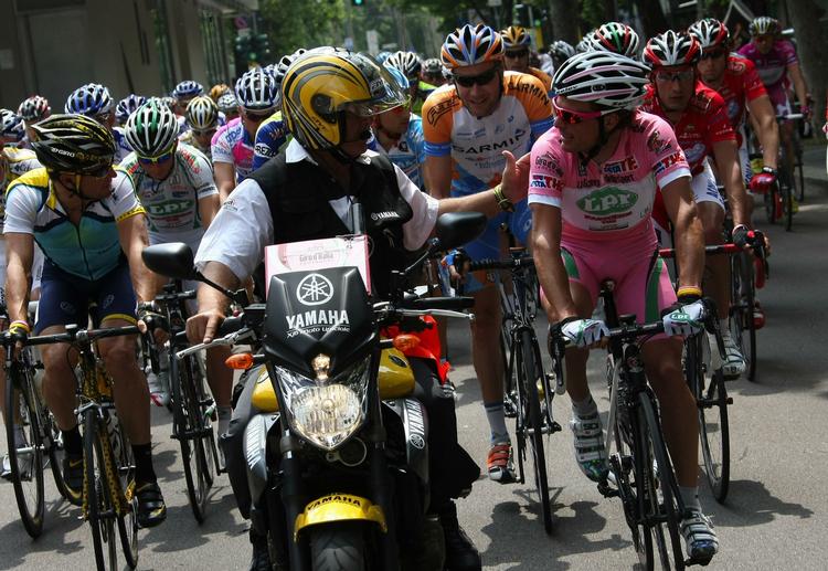 Feltet sneglede sig afsted i protest mod sikkerheden, da Giro d'Italia afviklede 9. etape. 