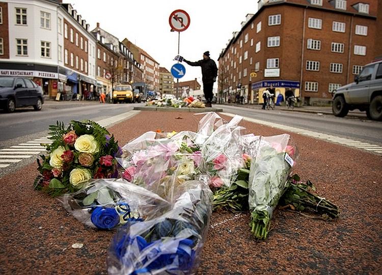 Blomster på ulykkesstedet i Brønshøj, hvor kapkørsel kostede fire tilfældige livet. Arkivfoto. 