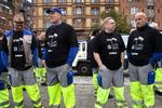 Hænderne var i lommen og ikke på skraldet, da Københavns skraldemænd fra R 98 i morges protesterede på Rådhuspladsen. 