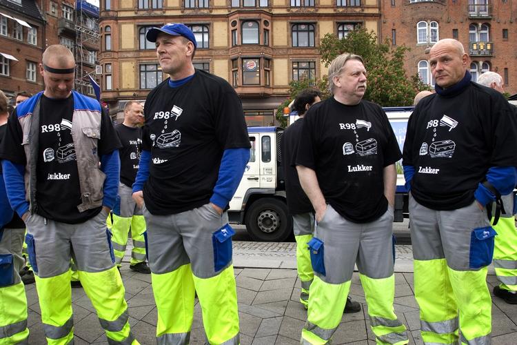 Hænderne var i lommen og ikke på skraldet, da Københavns skraldemænd fra R 98 i morges protesterede på Rådhuspladsen. 