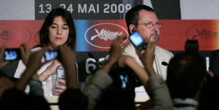 Lars von Trier havde skuespillerinden Charlotte Gainsburg ved sin side, da han stillede op til - hårdtslående - spørgsmål om sin film 'Antichrist'. 