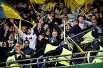Superligakampen mellem FCK og Brøndby blev udsat et kvarter, blandt andet fordi hegnet på billedet blev revet ned. 