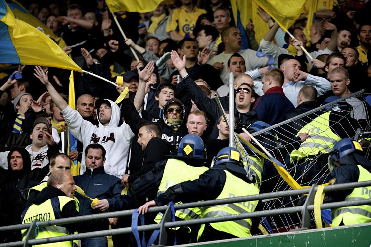 Superligakampen mellem FCK og Brøndby blev udsat et kvarter, blandt andet fordi hegnet på billedet blev revet ned. 