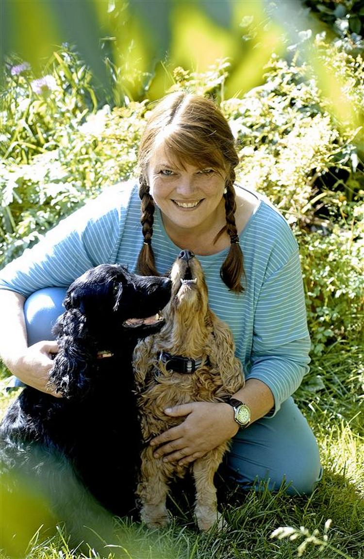 Anna Grue indrømmer i dette interview, at hun bruger en hel del tid på Facebook. Hun er bl.a. »i 'gangsterfamilie' med Katrine Marie Guldager«. 