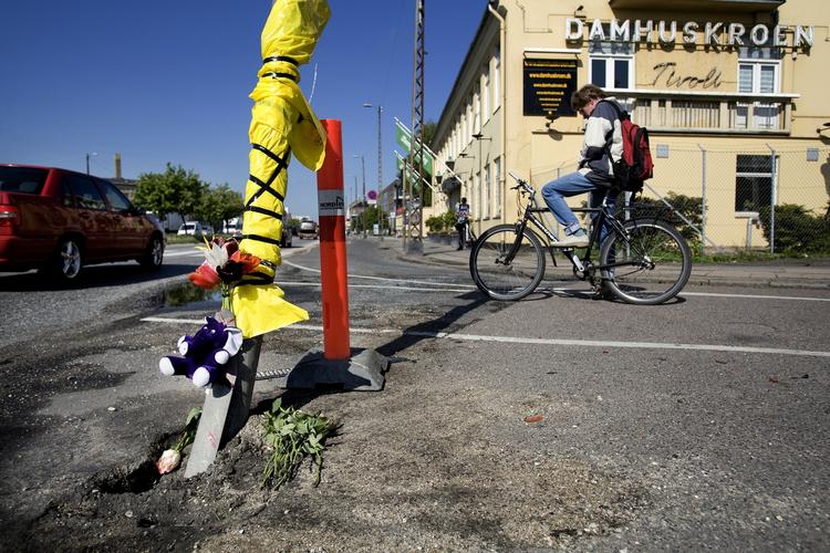 Blomster og tøjdyr ved ulykkesstedet på Roskildevej i København vidner om den tragiske påkørsel søndag aften. 