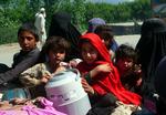 Indbyggere i Mingora, der er hovedbyen i den krigshærgede Swat-dal, flygter fra kampene.  Billedet er fra fredag i sidste uge, da Pakistans militær ophævede et udgangsforbud for at lade folk komme væk. 