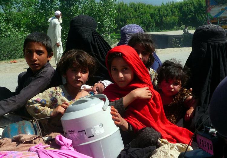 Indbyggere i Mingora, der er hovedbyen i den krigshærgede Swat-dal, flygter fra kampene.  Billedet er fra fredag i sidste uge, da Pakistans militær ophævede et udgangsforbud for at lade folk komme væk. 