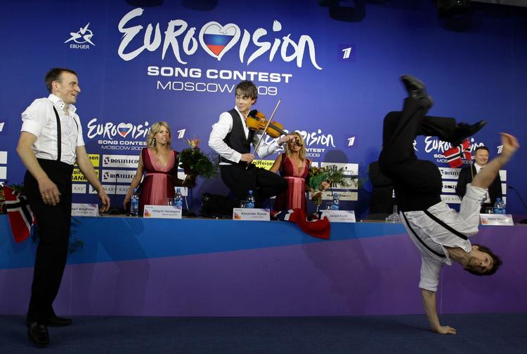 Den meget glade norske Grand Prix-vinder, Alexander Rybak, fortsatte showet på pressemødet efter sejren. 