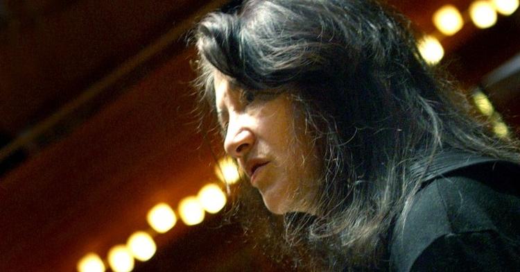 Martha Argerich gør hver børnescene i Schumanns 'Kinderszenen' til et lille stråleklart poetisk udsagn. 