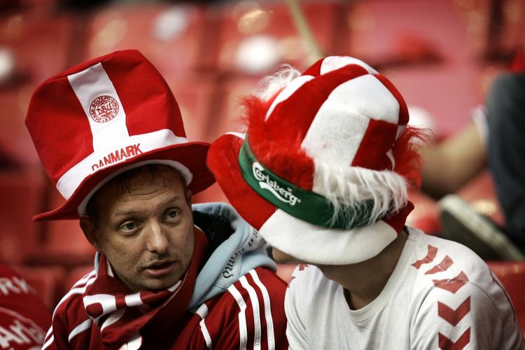 Der er masser af feststemte fans klædt i rødt og hvidt, når Danmark i aften møder Portugal i Parken. Men kampen skal ikke bruges til at ære de danske soldater, mener DBU. Arkivfoto. 