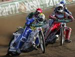 Danske Nicki Pedersen i gul hjelmfarve kom selv til skade med sin skulder for to uger siden ved et uheld i Grand Prix-løbet i Eskilstuna. Han var holdkammerat til den afdøde Kenny Olsson. 