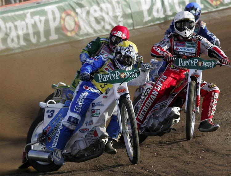 Danske Nicki Pedersen i gul hjelmfarve kom selv til skade med sin skulder for to uger siden ved et uheld i Grand Prix-løbet i Eskilstuna. Han var holdkammerat til den afdøde Kenny Olsson. 