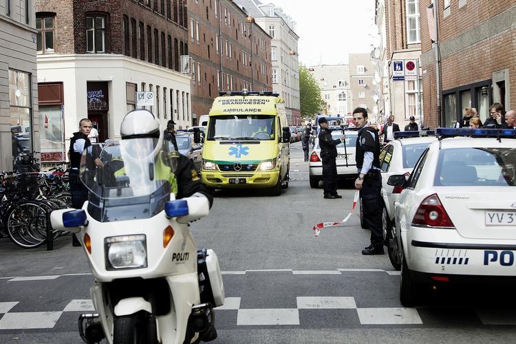 Tidligere i år blev politiet kritiseret for at rykke for sent ud i forbindelse med et skyderi i Baggesensgade på Nørrebro. Hurtige udrykninger er vigtigere end synlighed for et syns skyld, siger kommende politidirektør i København Johan Reimann. Arkivfoto. 
