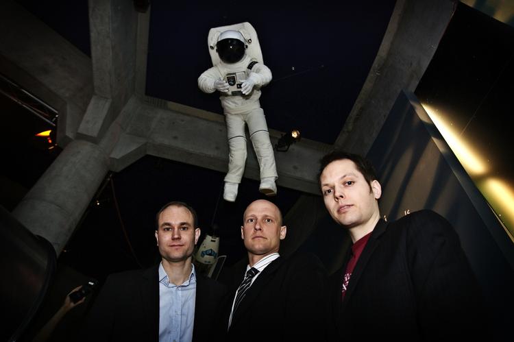 De tre danskere, som kandiderer til titlen som første danske astronaut: Jesper Nygård, Bo Stenhus og Ronnie Vang fotograferet ved et pressemøde på Planetariet i København sidste år. 