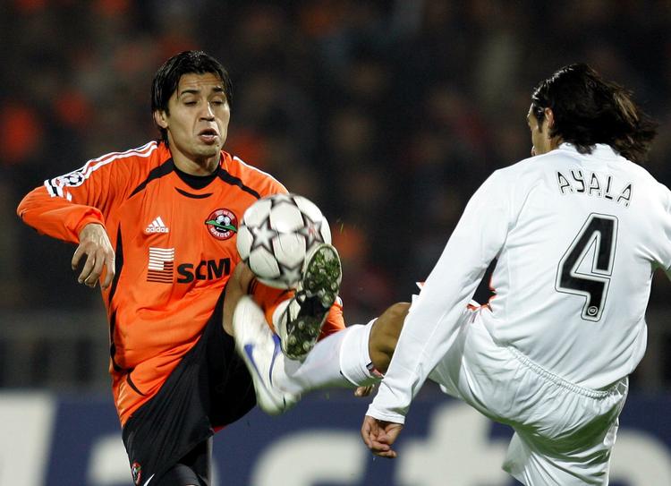 Brasilianske Matuzalem (tv) kan se frem til at skulle betale et stort millionbeløb tilbage til den ukrainske klub, Shakhtar Donetsk. Arkivfoto. 