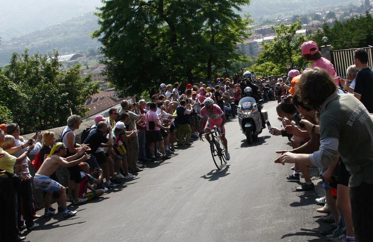 Danilo Di Luca tog afsæt med den samlede sejr i Giro d'Italia, da han lagde hele feltet bag sig på dagens etape. 