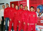 Det danske VM-hold i taekwondo blev tirsdag udtaget.Fra venstre mod højre er det landstræner Jesper Roesen og VM-kæmperne Zakaria Asidah, Anders Karlsen, Christina Børglum, Cüneyt Hamid, Philip Reyes og Surachet Singsorn. 
