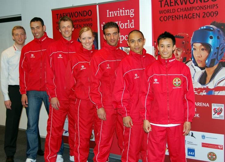Det danske VM-hold i taekwondo blev tirsdag udtaget.Fra venstre mod højre er det landstræner Jesper Roesen og VM-kæmperne Zakaria Asidah, Anders Karlsen, Christina Børglum, Cüneyt Hamid, Philip Reyes og Surachet Singsorn. 