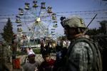 Amerikansk soldat på patrulje ved tivoli i Mosul. Arkivfoto. 