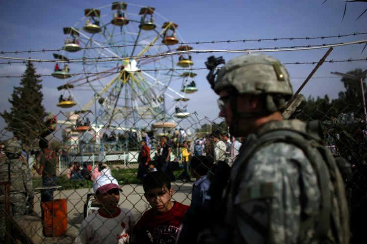 Amerikansk soldat på patrulje ved tivoli i Mosul. Arkivfoto. 