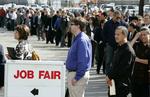 USA er også ramt af stigende ledighed. Her er det amerikanere i kø til en jobmesse i Californien i februar. 