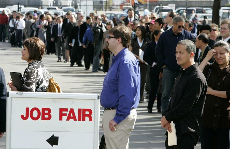 USA er også ramt af stigende ledighed. Her er det amerikanere i kø til en jobmesse i Californien i februar. 