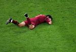 Ved VM i fodbold i 2006 i Tyskland var mere end halvdelen af spillerne på gigtmedicin, men da Luis Figo slog sig i semifinalen mellem Portugal og Frankrig måtte han nøjes med den berømte, helende våde svamp.  Foto: Mark J. Terrill/AP 