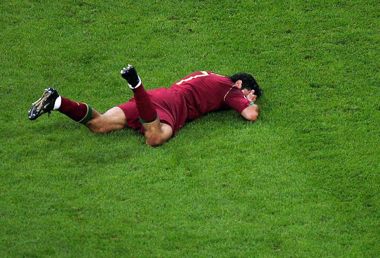 Ved VM i fodbold i 2006 i Tyskland var mere end halvdelen af spillerne på gigtmedicin, men da Luis Figo slog sig i semifinalen mellem Portugal og Frankrig måtte han nøjes med den berømte, helende våde svamp.  Foto: Mark J. Terrill/AP 