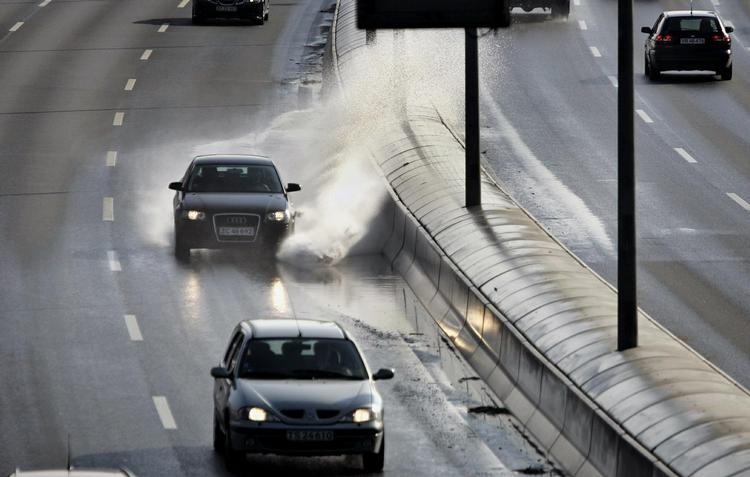 Nattens regnskyl har flere steder generet trafikken. Her en situation fra Ring 3 uden om København.. 