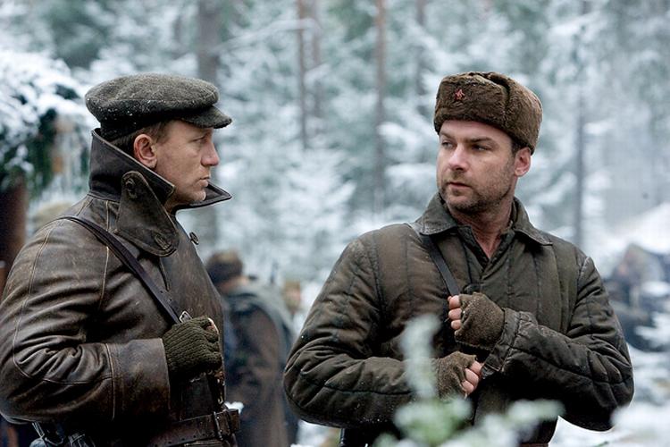 Den ældste af de jødiske brødre, der går til modstand mod nazisterne, spilles med pondus af Daniel Craig. Liev Schreiber (th.) som lillebroderen leverer sin måske bedste rolle til dato. 