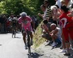 Danilo Di Luca på vej mod sejr på gårsdagens etape af Giro d'Italia. 