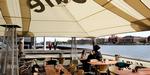 Cafe IDAbryggen ligger lidt ugleset blandt ucharmerende glaspaladser på Kalvebod Brygge i København. Til gengæld er udsigten til Havneparken på Islands Brygge fænomenal, maden gedigen, og til sommer swinger jazzfestivalen forbi. Foto: Finn Frandsen 