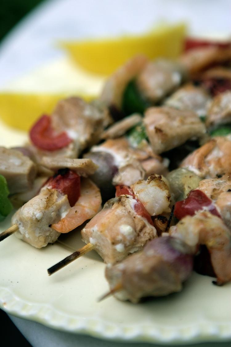 Det behøver hverken være besværligt eller tidskrævende at lave anderledes mad på grillen. Der er dog også gode grillopskrifter til slow food-entusiasterne. 