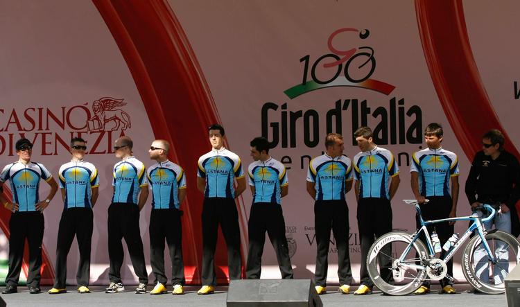 Astana har cyklet med i Giro d'Italia. Nu får de også penge for anstrengelserne. Arkivfoto. 