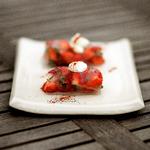 Der er ikke meget, der overgår en gang jordbær naturel, men har man lyst til at prøve noget nyt, er jordbær også fantastiske i kombination med grønt, f.eks. avokado. Fotos: Henrik Kastenskov. 